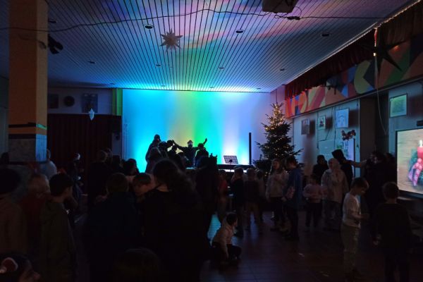 23-12-weihnachtsdisco-7AF60D4FB-0F54-2C1C-6C84-D7ABB0754168.jpg
