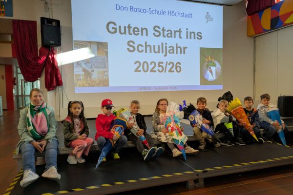 25-09-einschulung-xEFAB064F-3CDA-0590-2604-089F8D7491AE.jpg