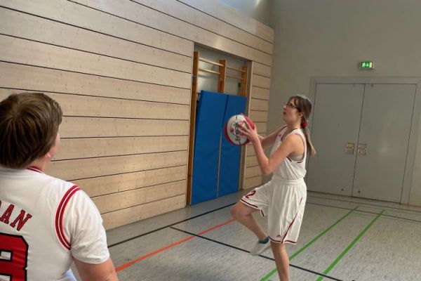 basketball-ll-10791068F-DCA7-D3C7-1407-93431940DF1A.jpg