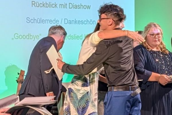 26-07-abschlussfeier-112F620D84-54F7-D598-FB99-F03D9865AC74.jpg