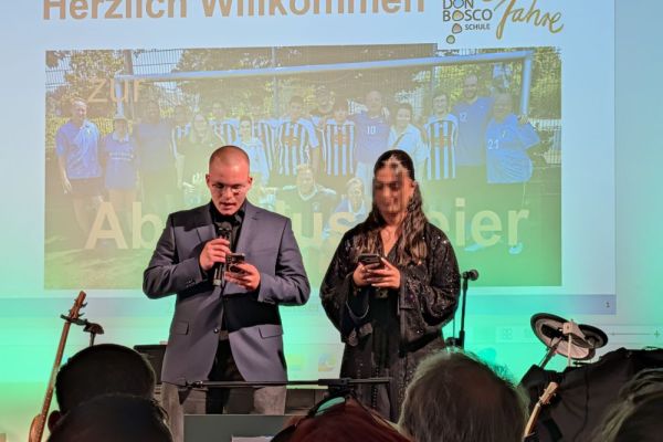 26-07-abschlussfeier-268A6F2397-AD23-B858-6AFC-442EF2F850B3.jpg