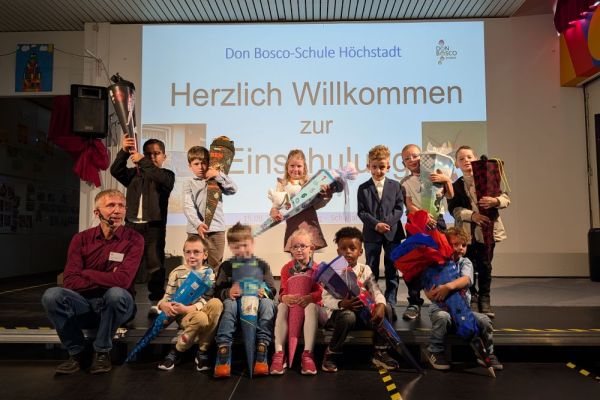 26-09-einschulungsfeier-3F5815B04-9AFB-4B24-432D-529E2BDDF142.jpg